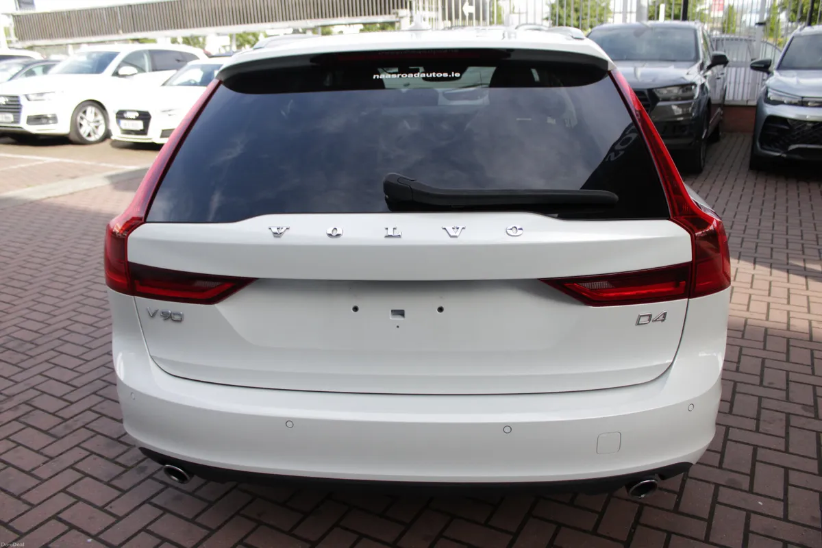 2.0D4 MOMENTUM EDITION 5DR ESTATE AUTOMATIC // 1 O - Image 5