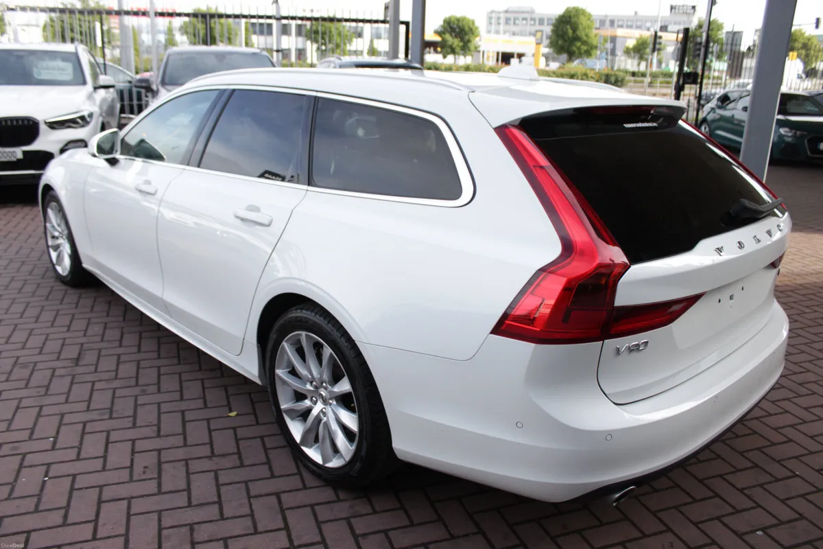 2.0D4 MOMENTUM EDITION 5DR ESTATE AUTOMATIC // 1 O - Image 6