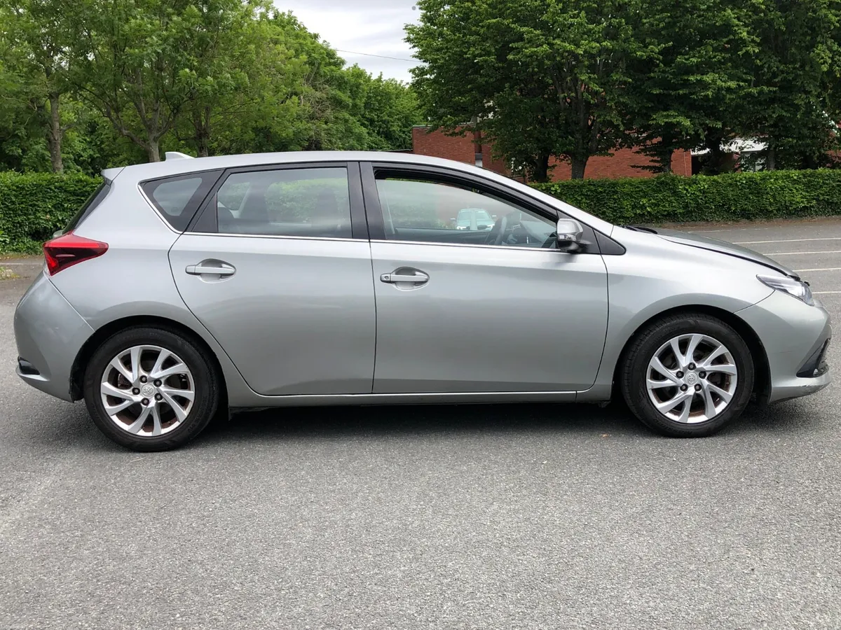Toyota Auris 2016 1.4D4D,LIGHT DAMAGE ON THE FRONT - Image 1