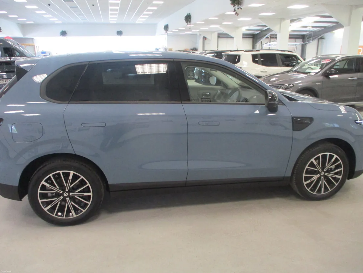LEAPMOTOR B-10 STYLE HYBRID EV PHEV - Image 5