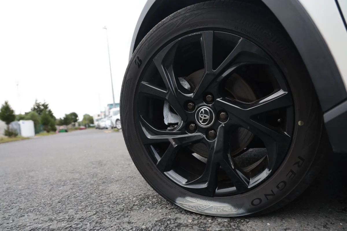 TOYOTA CHR 2019 WHITE HYBRID - Image 4