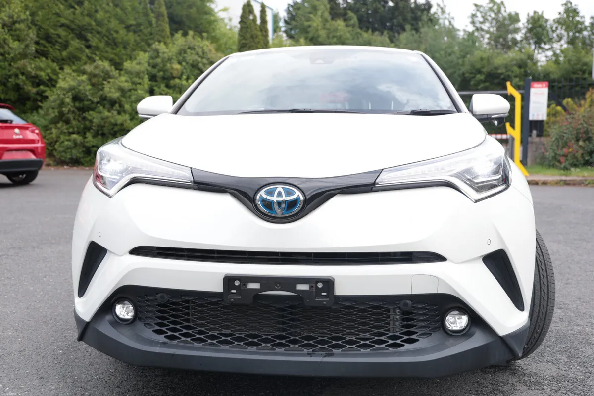 TOYOTA CHR 2019 WHITE HYBRID - Image 1