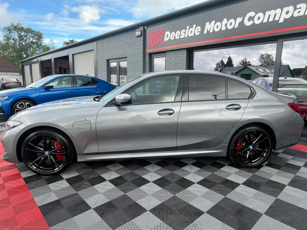 BMW 3-Series 2023 - Image 3