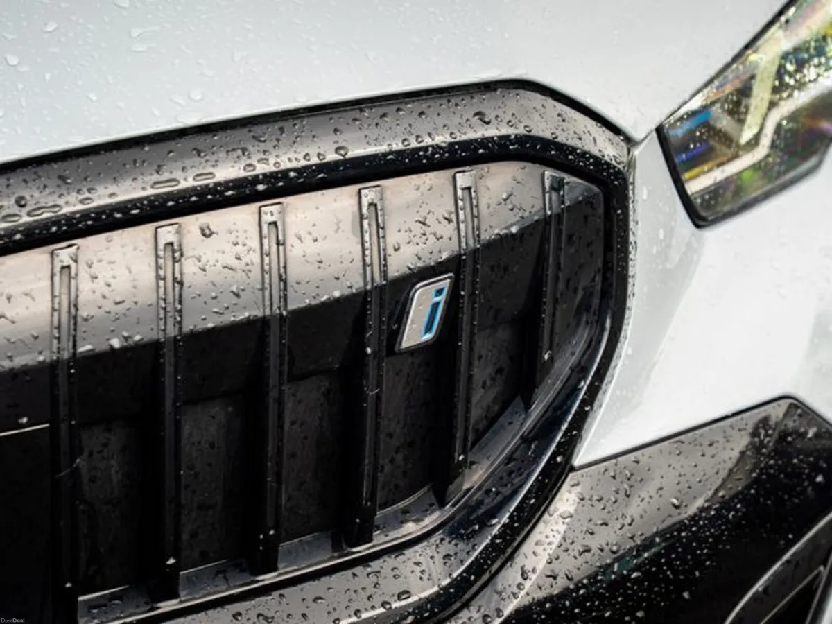 BMW i5 EDRIVE40 M SPORT - Image 3