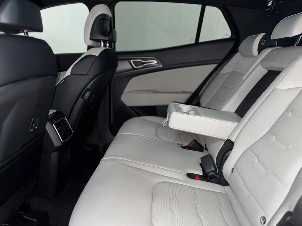 Kia Sportage 1.6 HEV Black Edition (0% Finance ava - Image 4