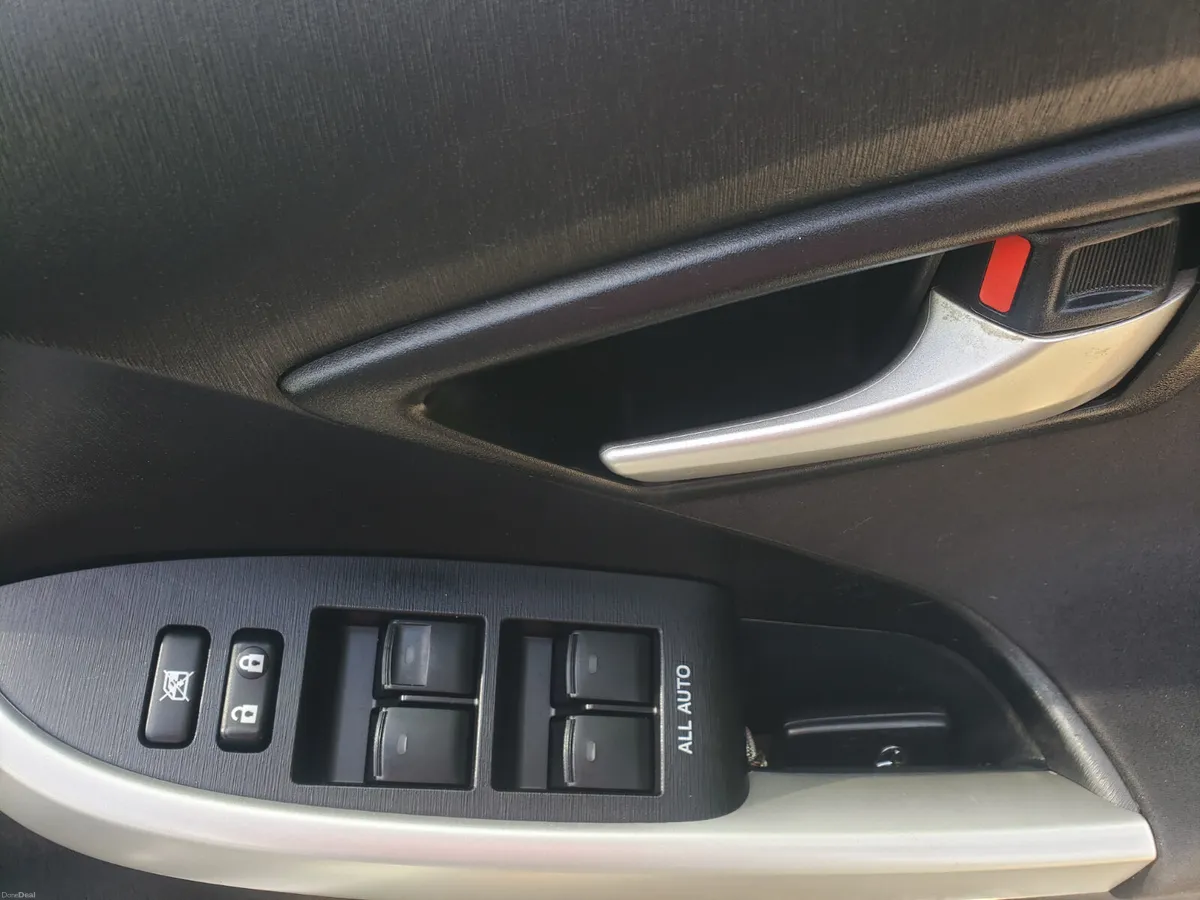 Toyota Prius 2015 - Image 3