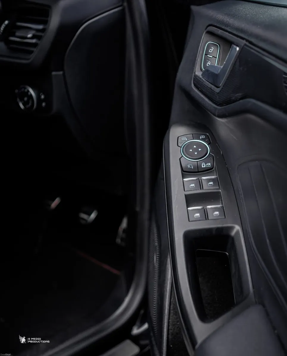 Ford Focus St-Line X 1.5D Manual - Image 6