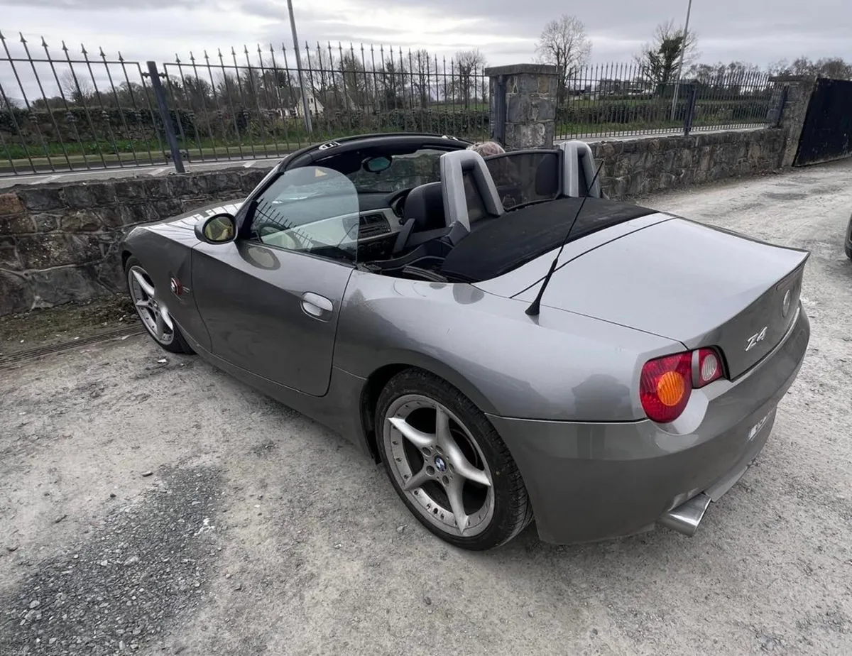 BMW z4 3.0 Hardtop Convertible Coupe - Image 4