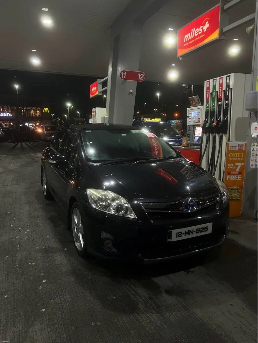 Toyota Auris 2012 1.8L Hybrid - Image 2