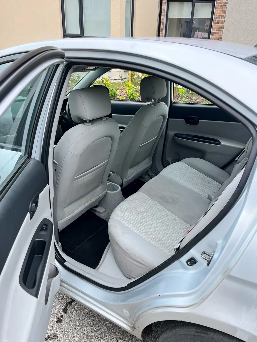 2007 Hyundai Accent - Image 2