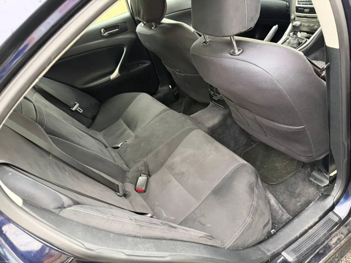 Lexus IS 220D - Image 6