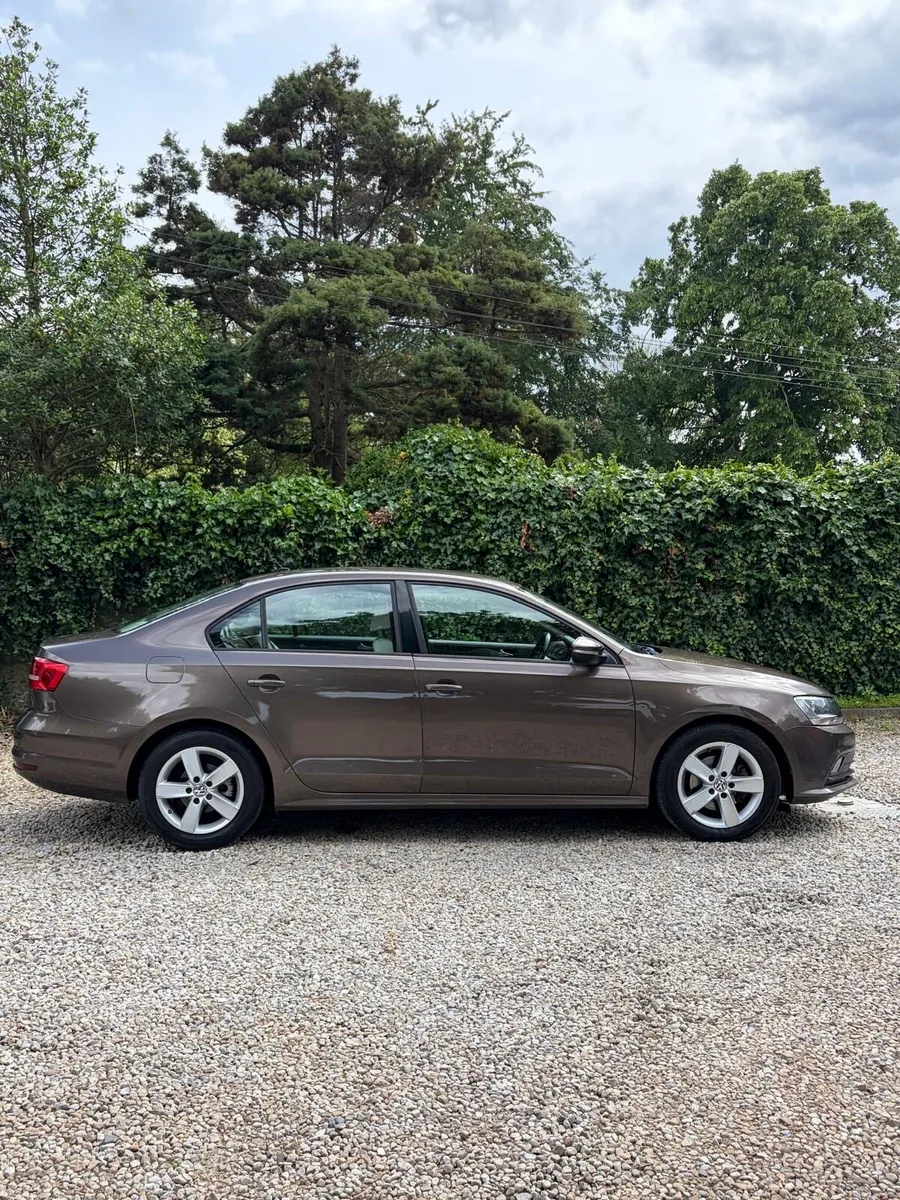 2015 Volkswagen Jetta ONLY 48,000 KILOMETERS - Image 2
