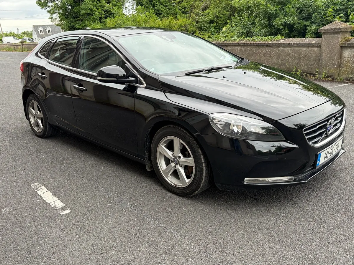 Volvo V40 - Image 1