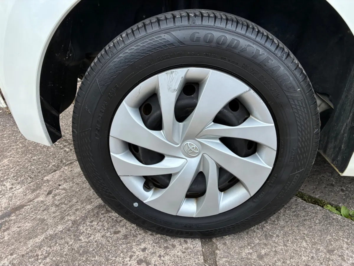 Toyota Yaris 1.0 petrol automatic - Image 2