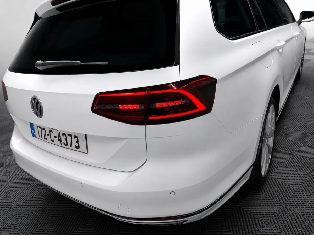 Volkswagen Passat 2017 - Image 2