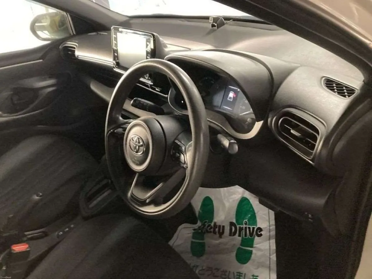 Toyota Yaris 1.5 HYBRID - CRUISE CONTROL - REAR CA - Image 3