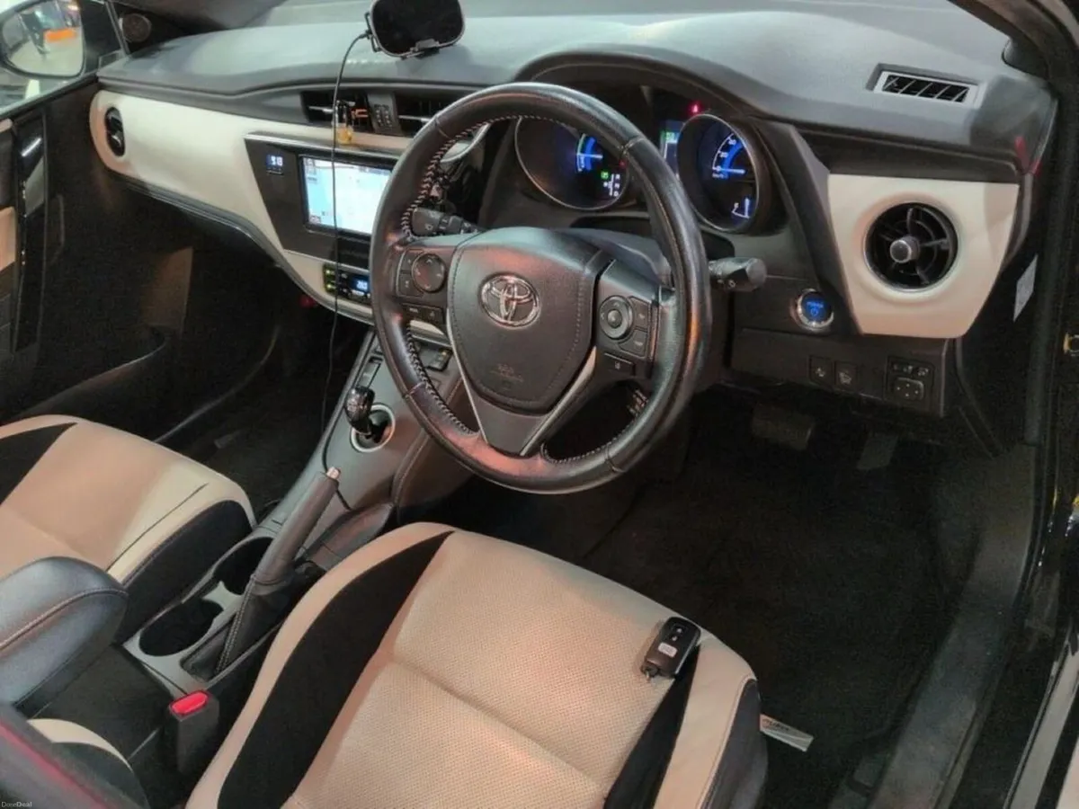 Toyota Auris 1.8 HYBRID BRICK LANE G PACKAGE - CRE - Image 3