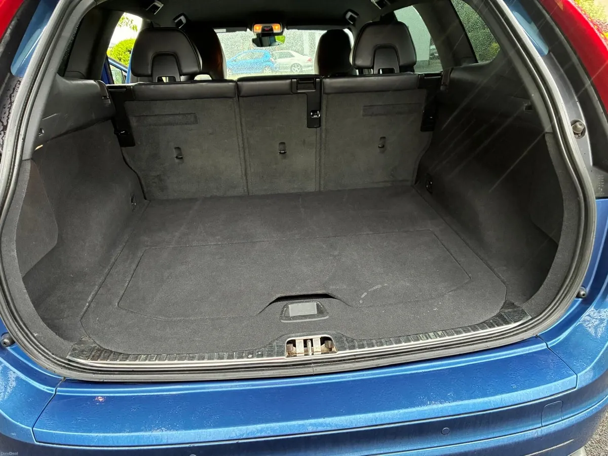 Volvo XC60 R Design 2.0 automatic - Image 2