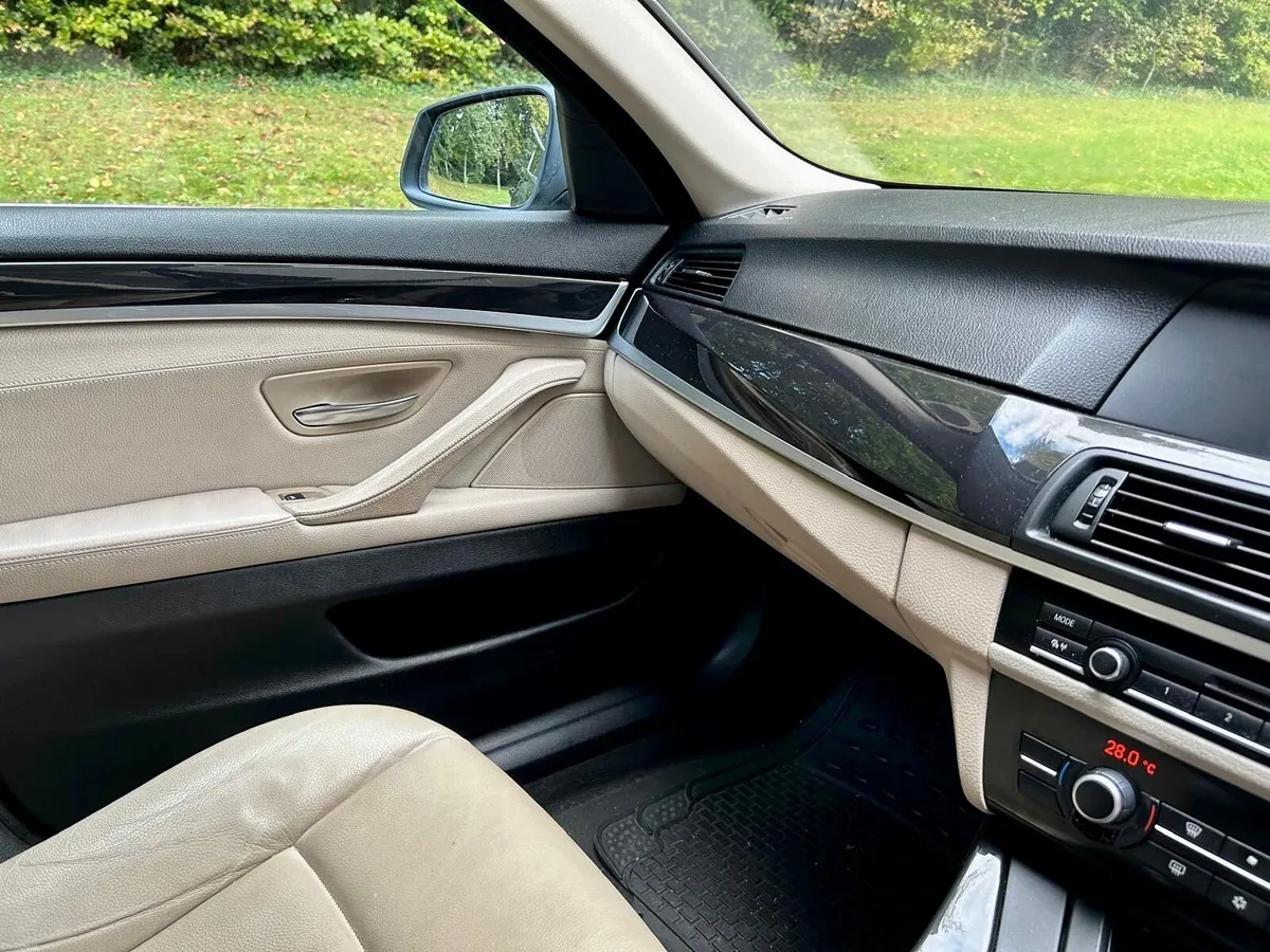 BMW 5-Series 2011 - Image 2