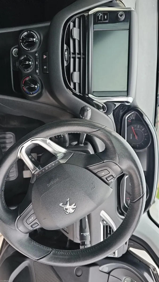 Peugeot 208 2015 - Image 3
