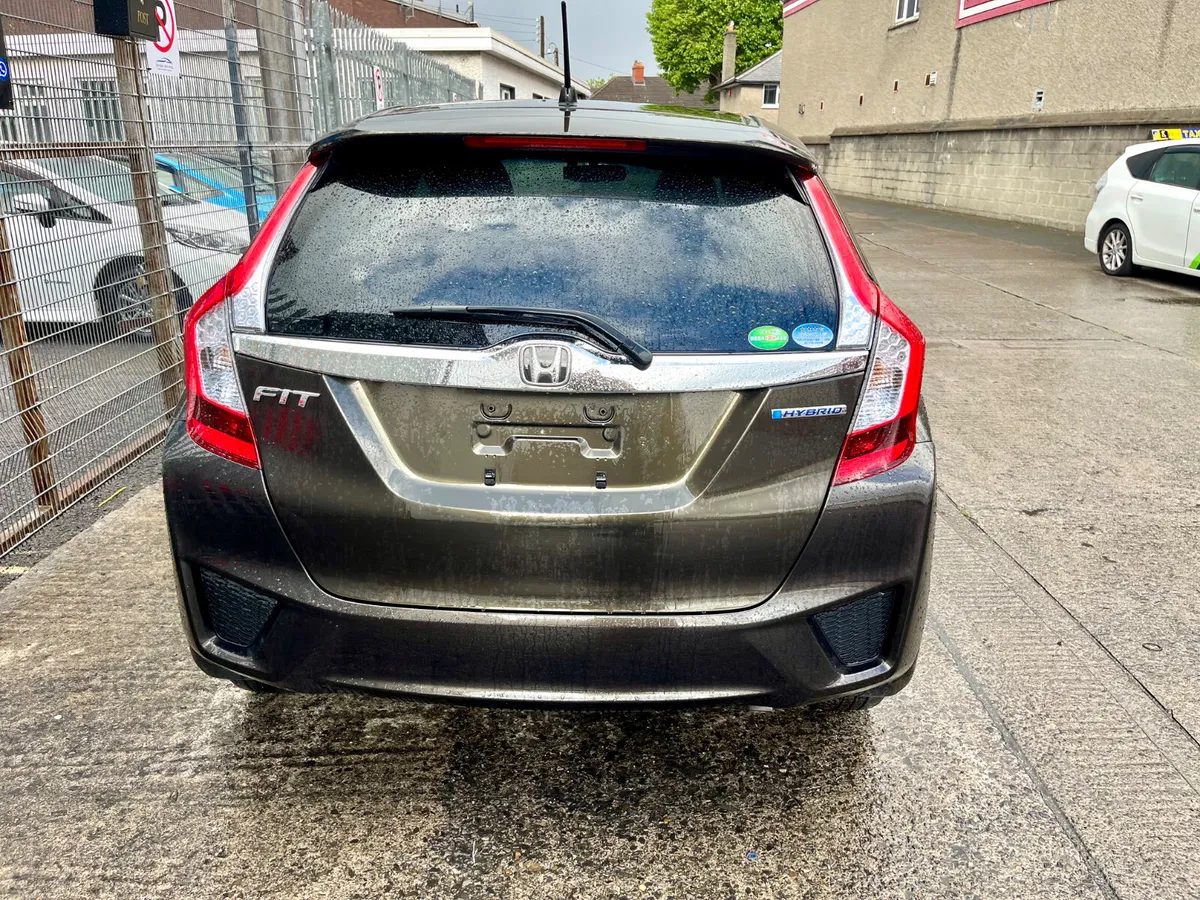 Honda fit 2015 hybrid - Image 4