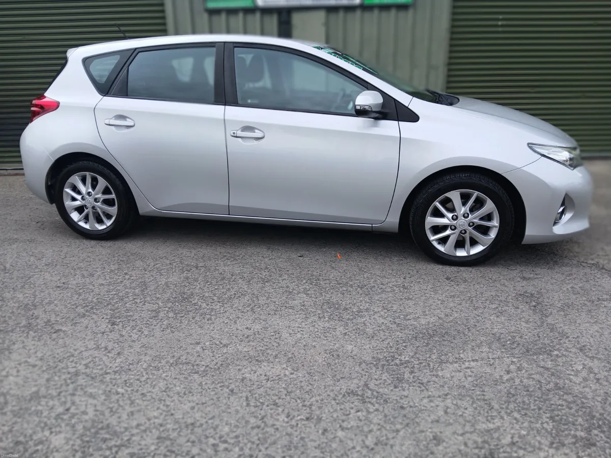 Toyota Auris 1.33  2014 low mileage - Image 4