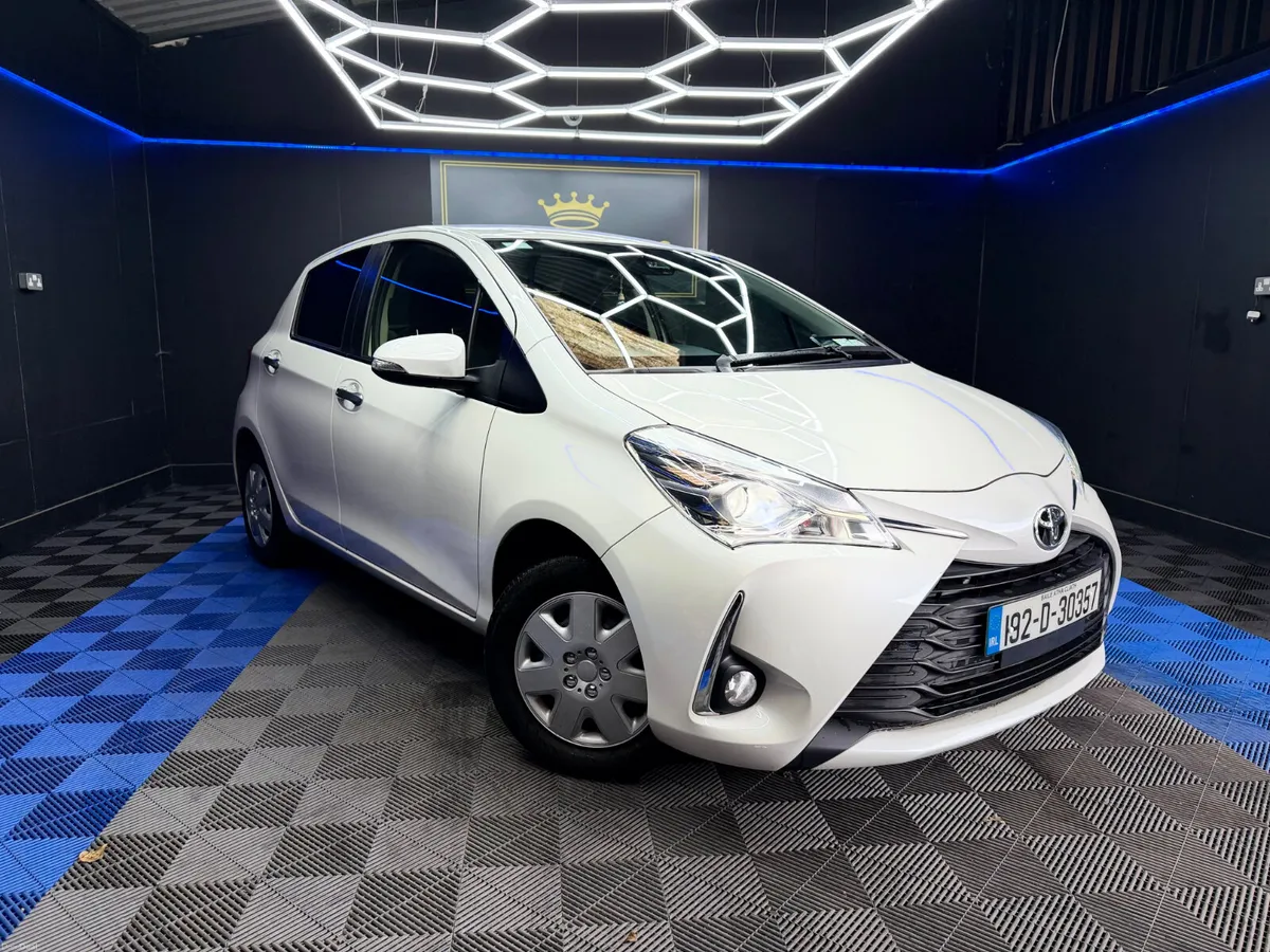 Toyota Vitz 1.0 Automatic,Back up camera - Image 1