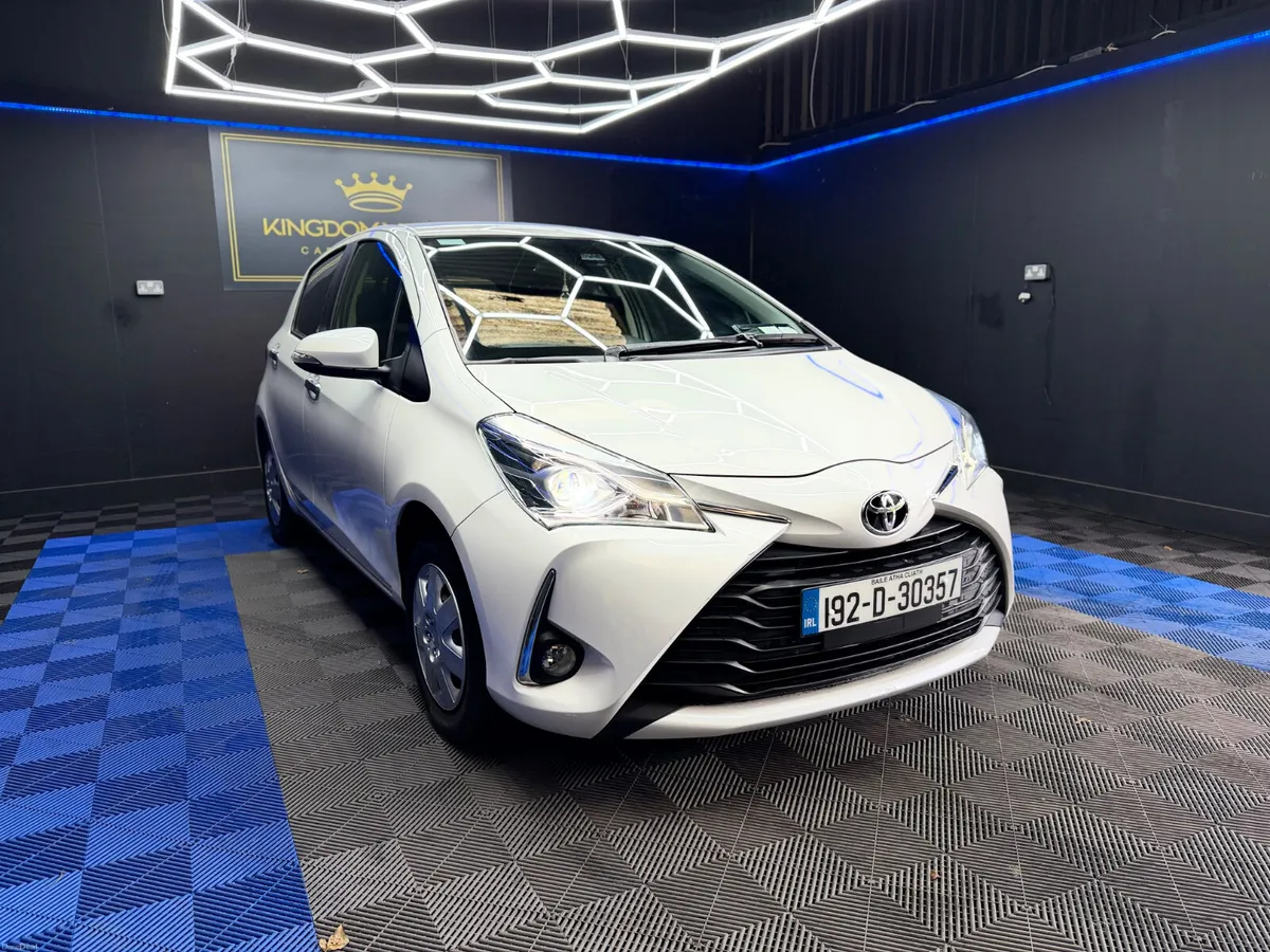 Toyota Vitz 1.0 Automatic,Back up camera - Image 3