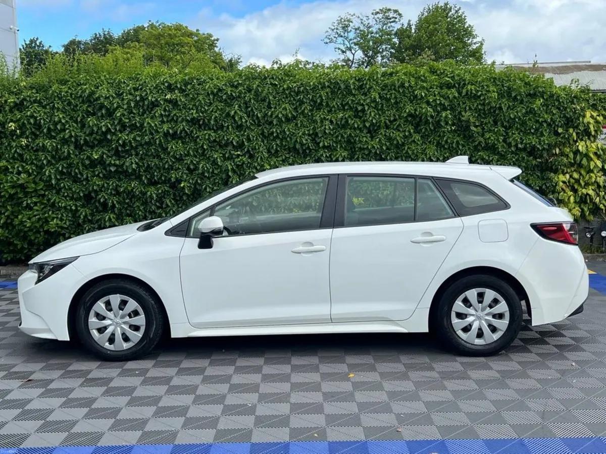 Toyota Corolla 1.8 HYBRID AUTO // REVERSE CAMERA / - Image 3