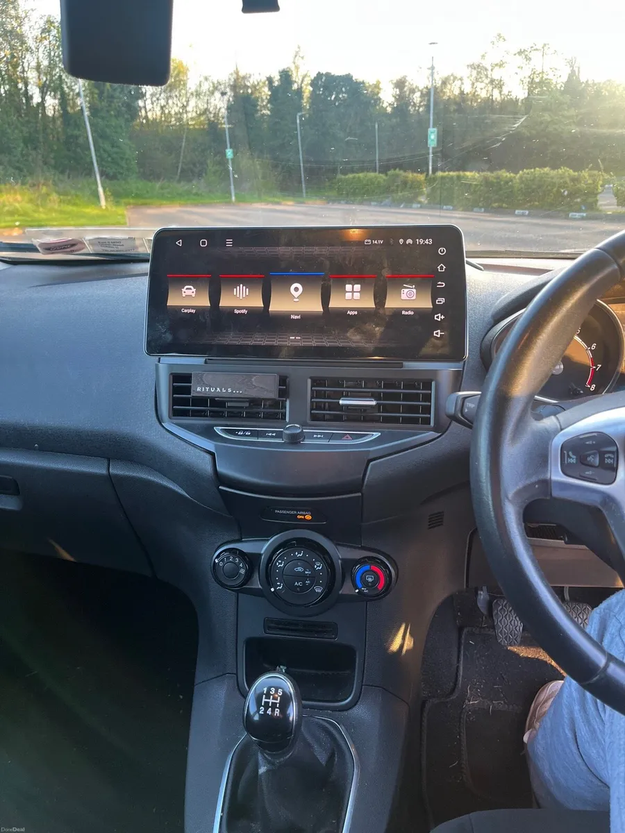 2015 Ford Fiesta Zetec 1.2 Petrol - Image 2