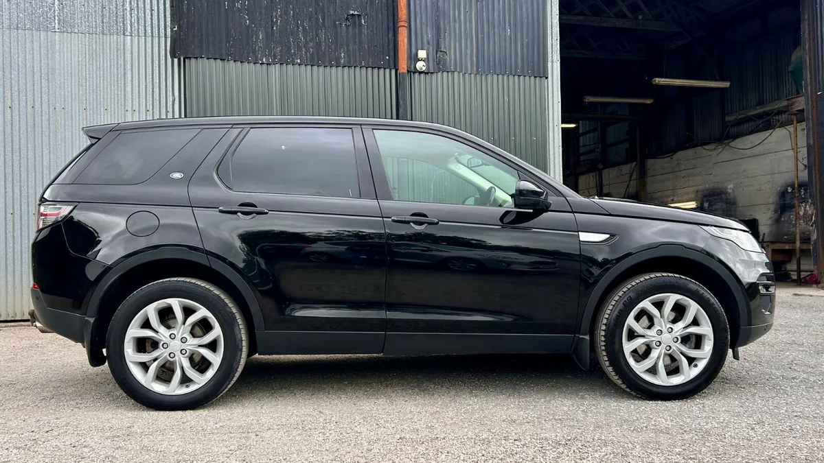 Land Rover Discovery 2018 7 seater automatic - Image 3
