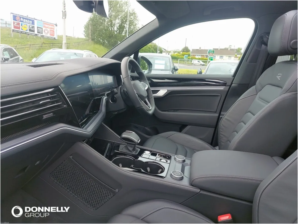 Volkswagen Touareg Diesel Estate Black Edition - Image 2