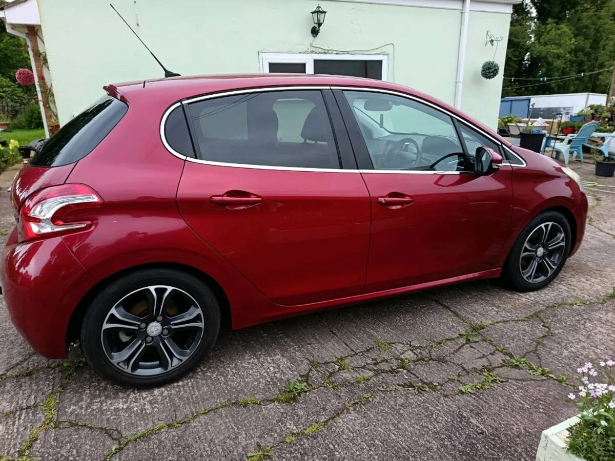 Peugeot 208 - Image 1