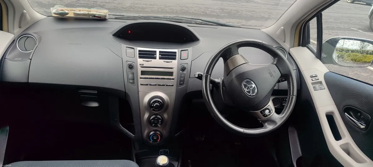 Toyota Yaris 2010 - Image 2