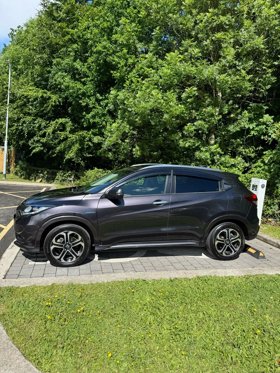 Honda Vezel 2017 VERY LOW MILAGE (read the Ad) - Image 3