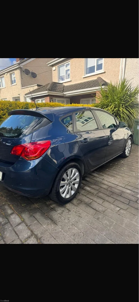 2011 Opel Astra - Image 1