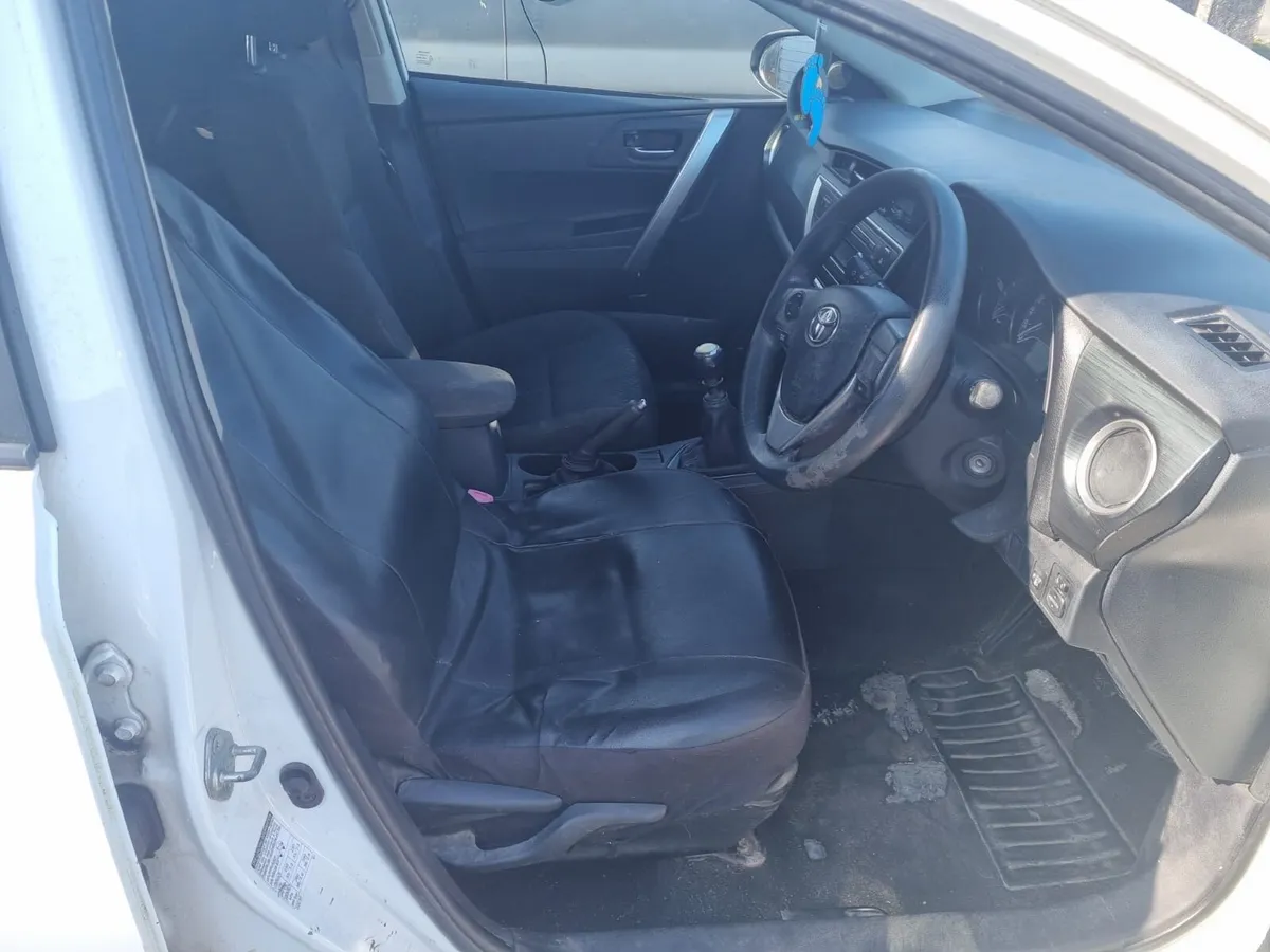 Toyota Auris mini Van - Image 3