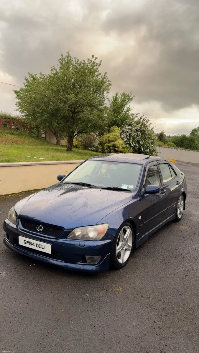 Lexus is200 SE - Image 2