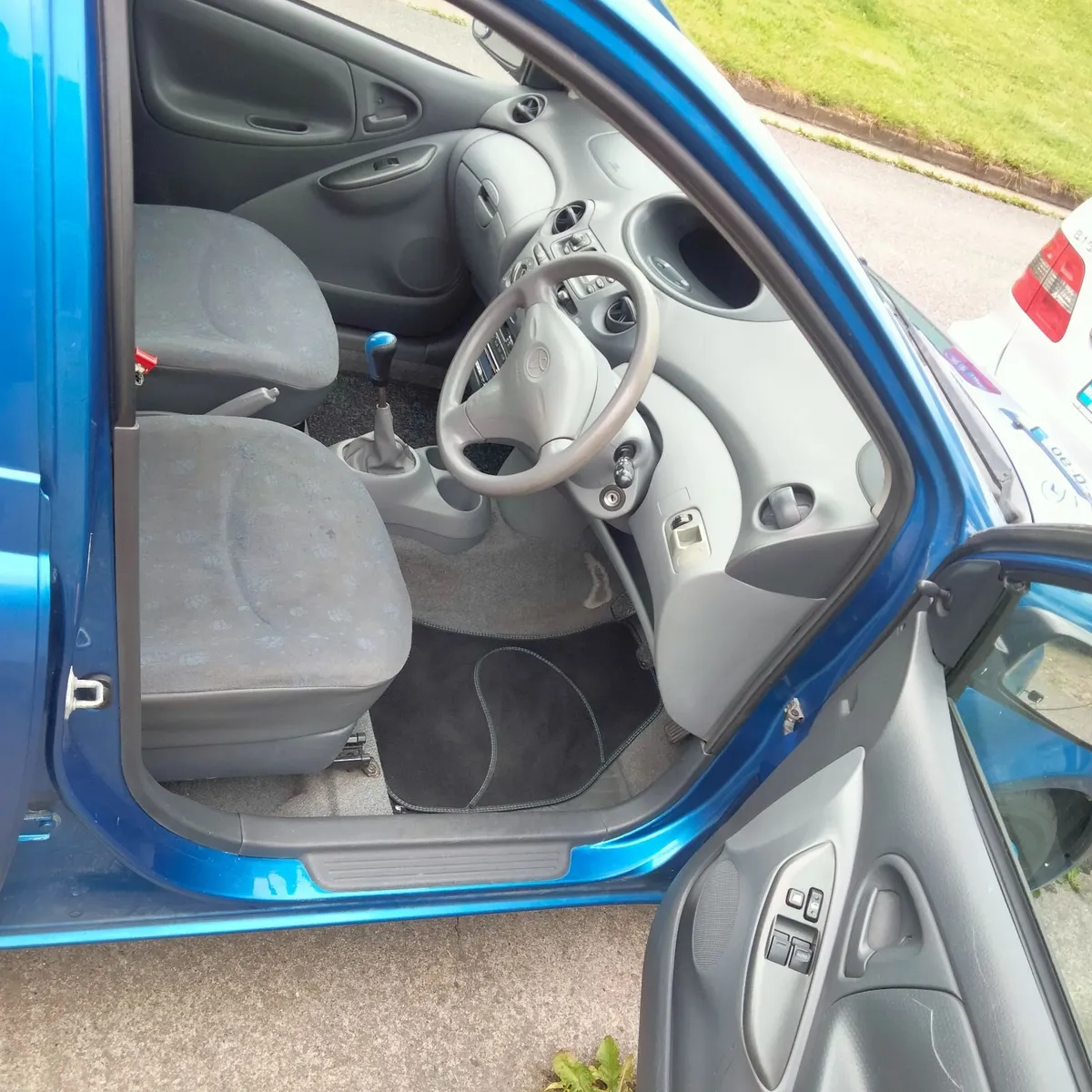 Toyota Yaris 2002 - Image 3