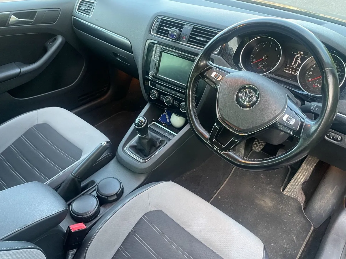 Volkswagen Jetta Petrol - Image 3