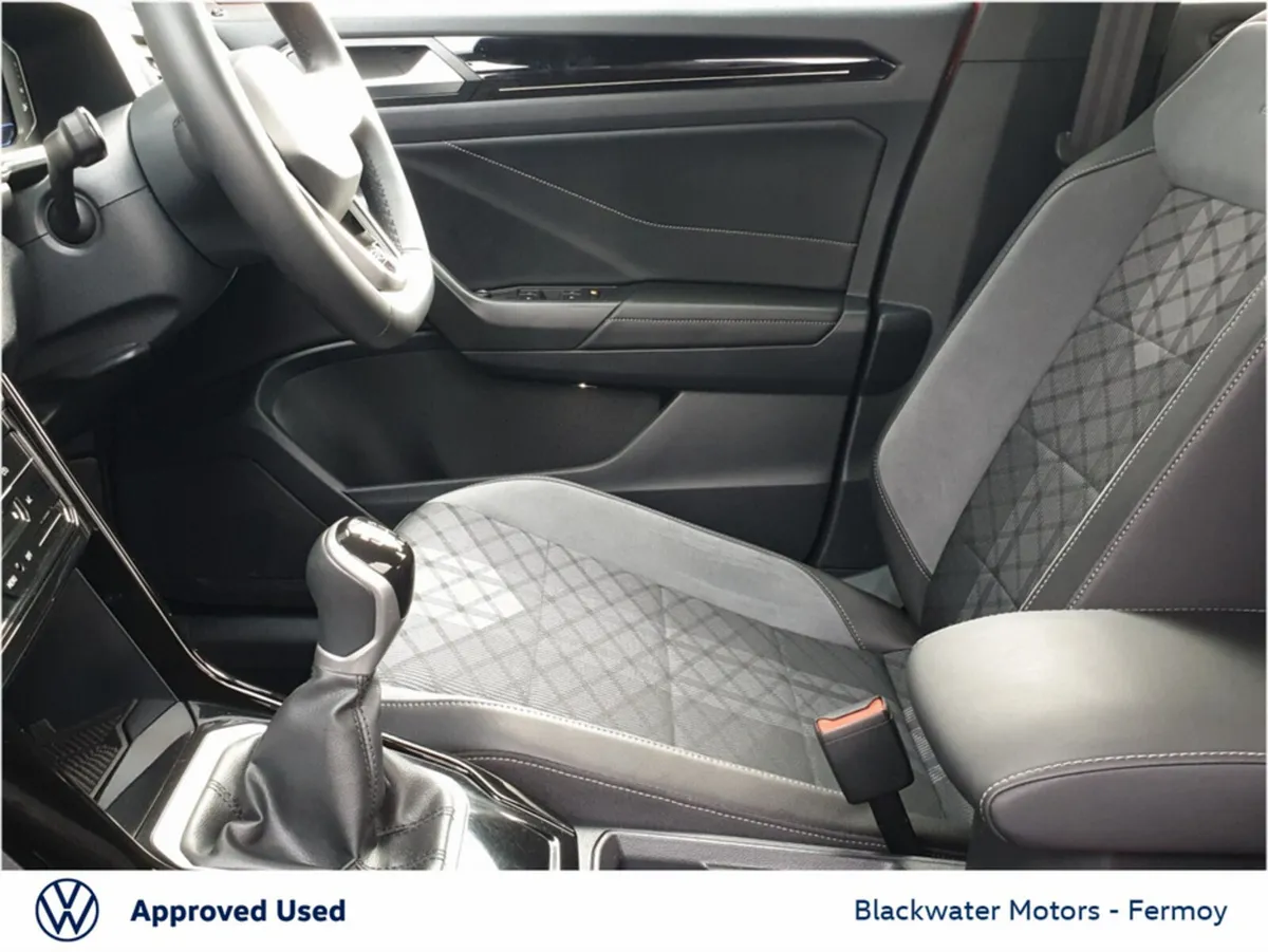 Volkswagen T-Roc 1.0TSI 110BHP R-LINE WITH REAR VI - Image 4