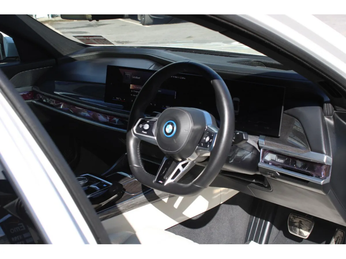 BMW i7 E-DRIVE 50 M SPORT - Image 3
