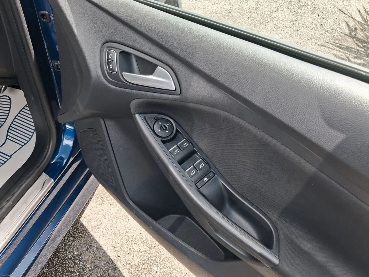Ford Focus ST Line X 1.0 Petrol - Image 4