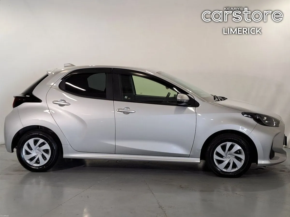 Toyota Yaris 1.5 HYBRID - Image 2