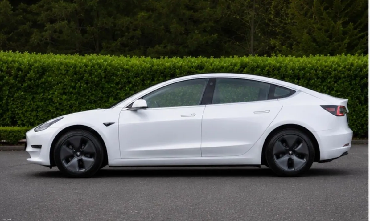 Tesla Model 3 2022 - Image 2