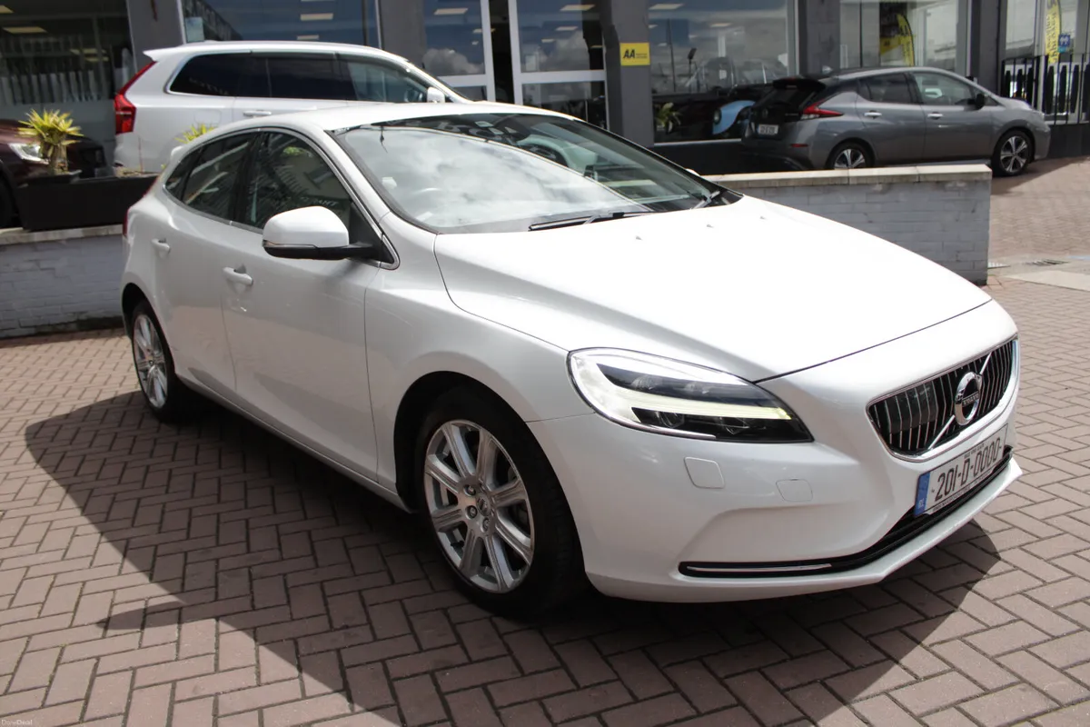 2020 VOLVO V40 D4 - Image 2