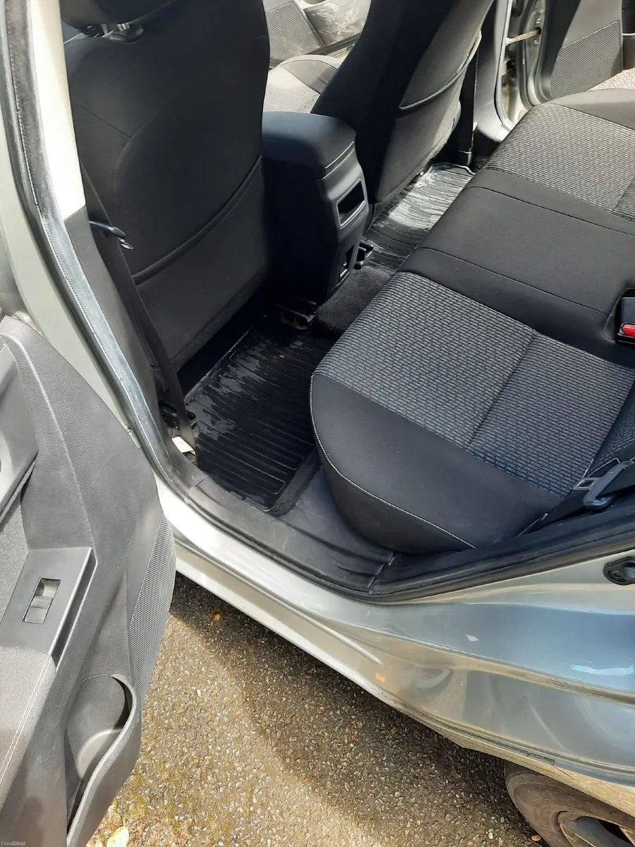 Toyota Auris 2014 - Image 2