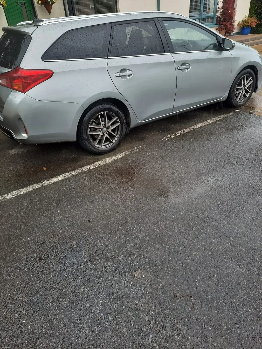 Toyota Auris 2014 - Image 2