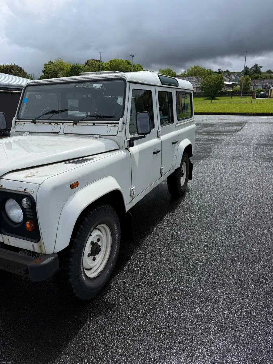 Land Rover Defender 2005 110 (9 Seater) - Image 4