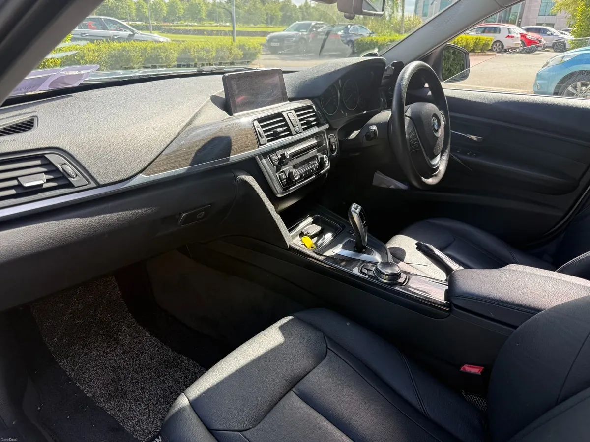 BMW 3-Series 2015 Automatic Luxury Model - Image 4